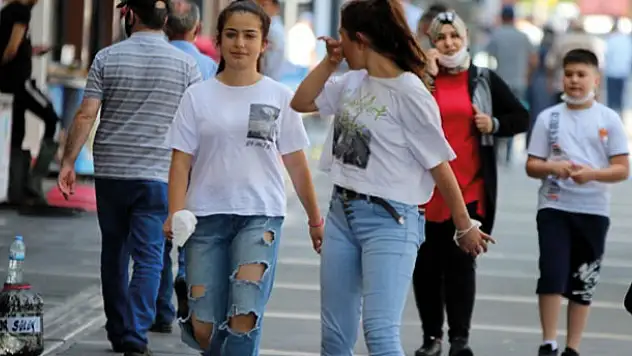 Maske nasıl takılmaz? Yaşlılar yüzüne, gençler bileğine ve kulağına takıyor