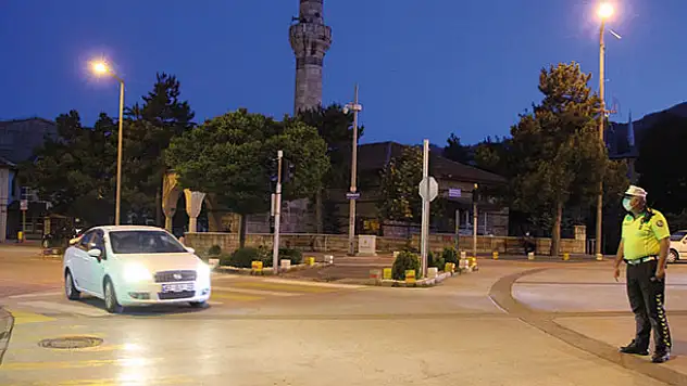 Maske zorunluluğunda yeni dönem! Konya polisi tek tek kontrol ediyor