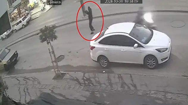 Maskeli saldırganın iş yerine pompalı tüfekle ateş açtığı anlar kamerada