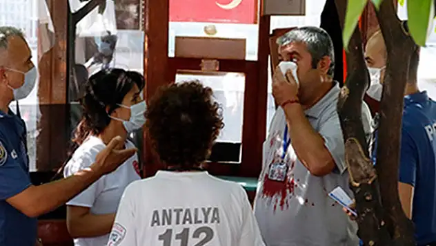 Maskesiz camiye giren şahıs, kendisini uyaran görevliyi bıçakladı