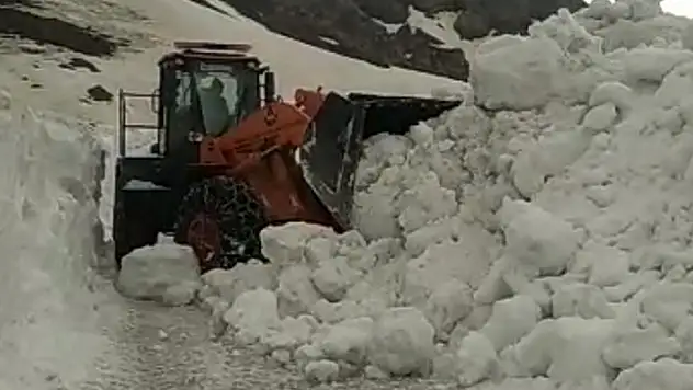 Mayıs ayında 5 metreyi bulan karda yol açma çalışması
