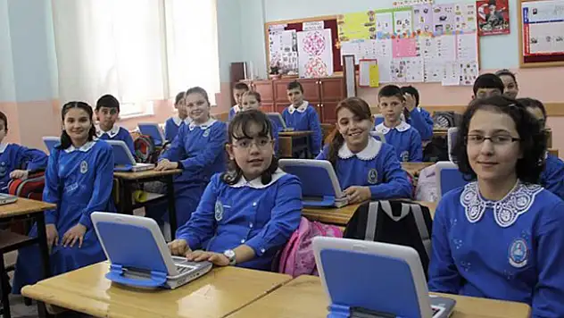 MEB'den öğrencileri sevindirecek karar: Ders sayısı azaltılıyor