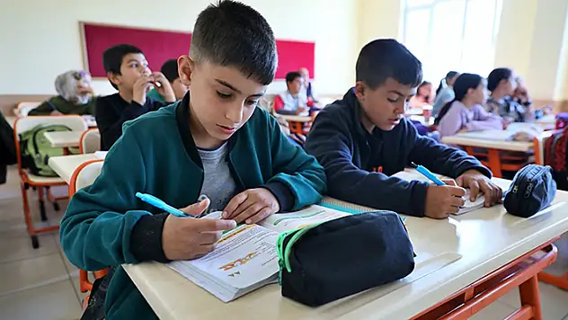 MEB, sınıf geçmede Türkçe baraj puanının 70'e çıkarılmasının gerekçelerini açıkladı
