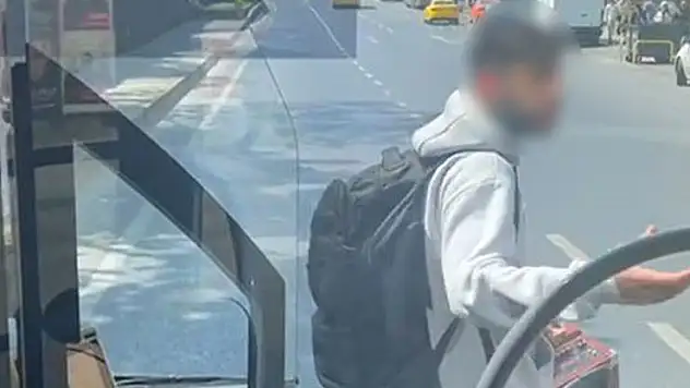 Mecidiyeköy'de yolun ortasında otobüse binmek isteyen yolcu ortalığı birbirine kattı