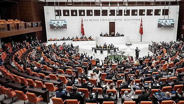 Meclis, memur maaşı ve emekli aylıklarını arttıran düzenlemeyi de içeren kanun teklifi için mesai yapacak
