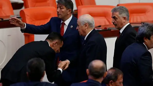 Meclis'te ilginç anlar! Bahçeli'nin elini öptü