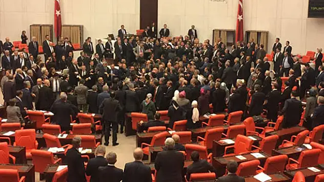 Meclis'te 'Meyhane' ve 'Deli' kavgası çıktı