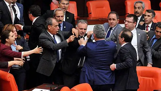 Meclis'te yumruk yumruğa kavga!