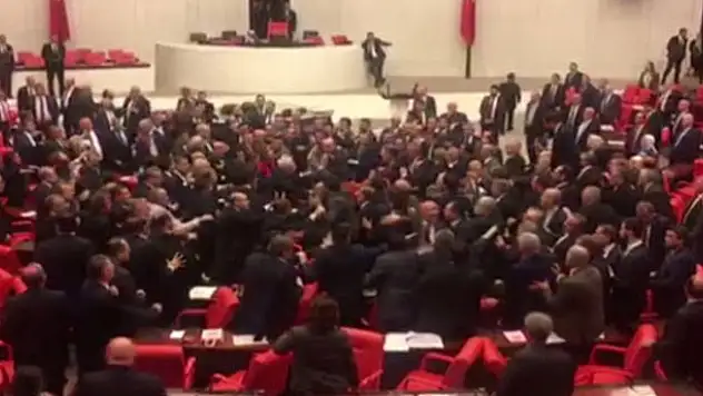 Meclis'te yumruklar konuştu