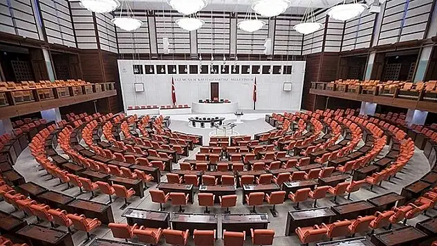 Meclis'ten 'evlilikte 25 yılını tamamlayan kadınlara emeklilik, serpme kahvaltının yasaklanmasını' istediler

