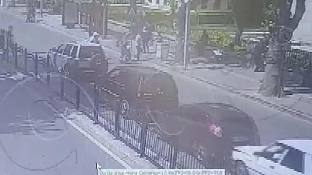 Medeniyetle imtihan! Amasya'da bir sürücü yayaya yol verdi, 3 otomobil birbirine çarptı 5 yaralının olduğu kaza kamerada

