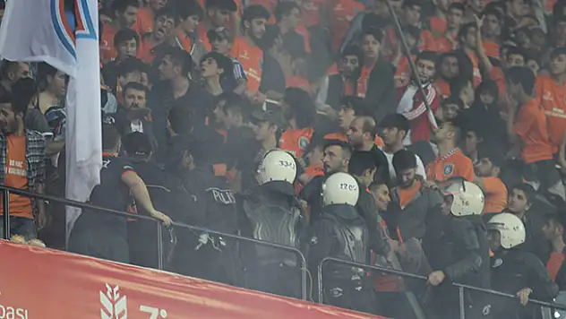 Medipol Başakşehir taraftarı birbirine girdi