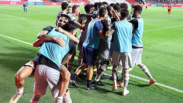 Medipol Başakşehir, UEFA Avrupa Konferans Ligi'nde gruplara kaldı
