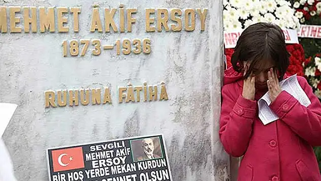 Mehmet Akif Ersoy kabri başında anıldı