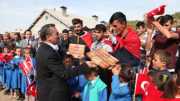 Mehmet Tutal'dan asker adaylarına anlamlı hediye