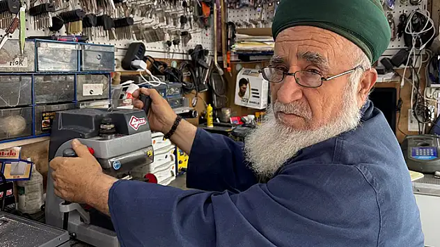 Mehmet usta, Konya'da 42 yıldır anahtar yapıyor