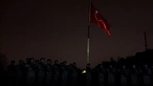 Mehmetçik, 6 Şubat depremlerinde hayatını kaybedenler için saygı duruşunda bulundu