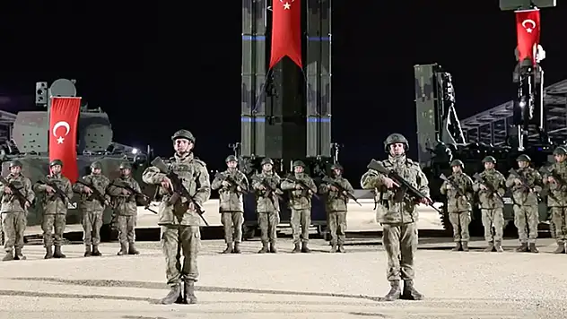 Mehmetçik 6 Şubat depremlerinde hayatını kaybedenler için saygı duruşunda bulundu
