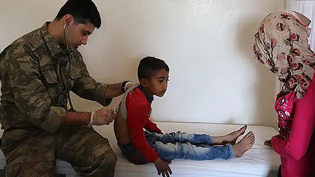 Mehmetçik Afrin'de yaraları sarıyor