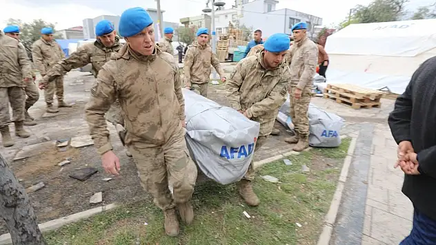 Mehmetçik deprem bölgesinde yaraları sarmaya devam ediyor