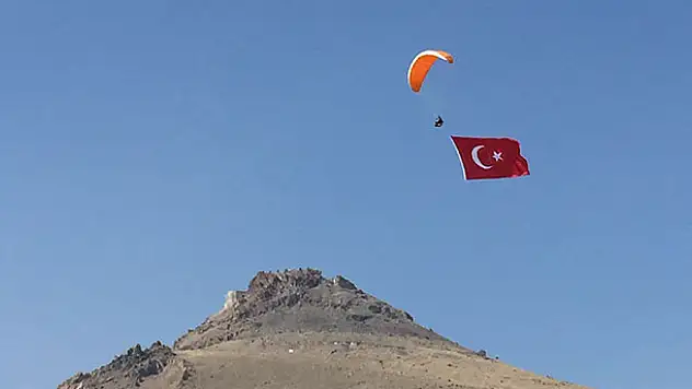 Mehmetçik'e destek için gökyüzünde bayrak açtılar