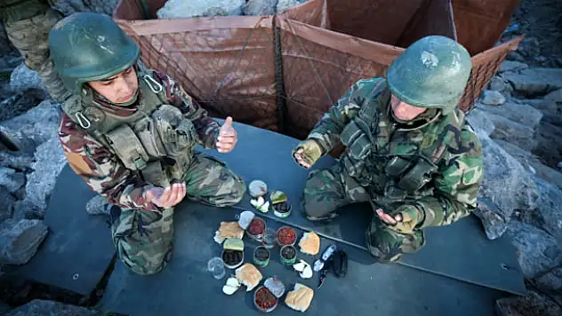 Mehmetçik ilk iftarını 2 bin 400 rakımda açtı