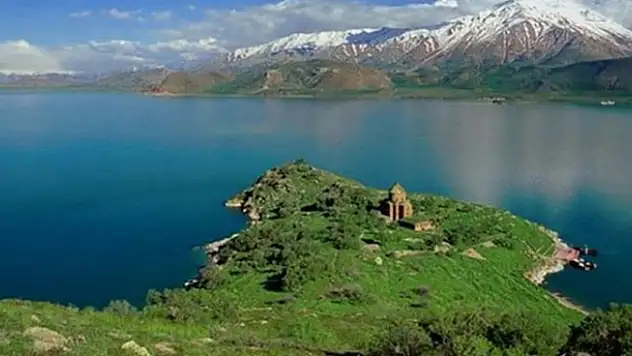 Mehmetçik'in eğitimi sırasında Van Gölü'nde yaşayan yeni balık türü bulundu