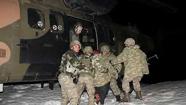 Mehmetçik karda mahsur kalan 17 Suriyeliyi kurtardı