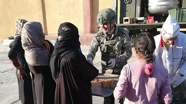 Mehmetçik, Tel Abyad ve Rasulayn'da kandil simidi dağıttı