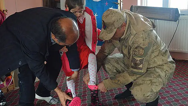 Mehmetçik'ten köy çocuklarını ısıtan kampanya