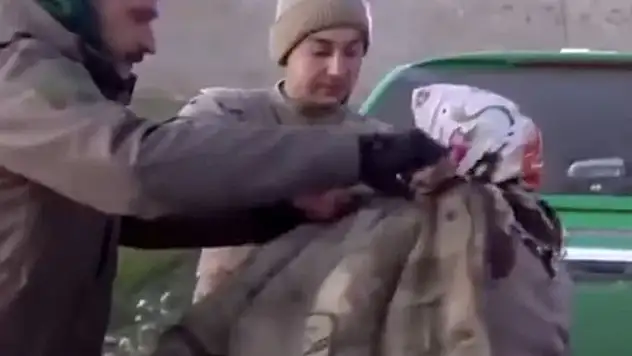 Mehmetçik, üşüyen depremzedeye montunu verdi