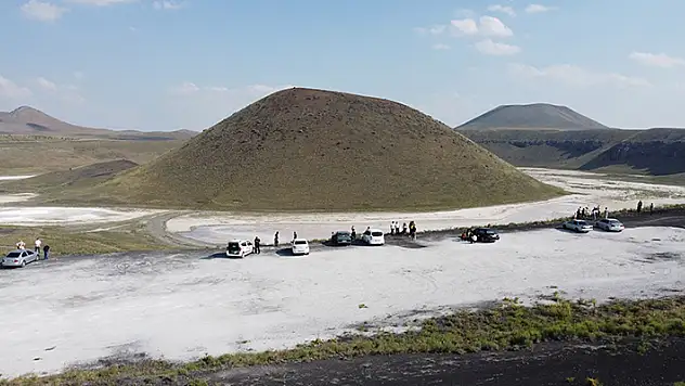 Meke Gölü kurumuş haliyle bile ziyaretçi çekiyor