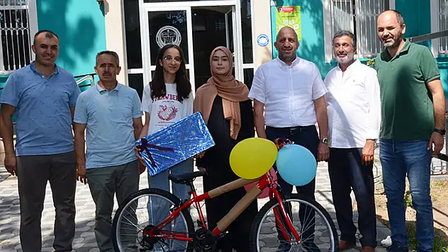 Mekpan Panel, LGS' de başarılı öğrencileri ödüllendirdi

