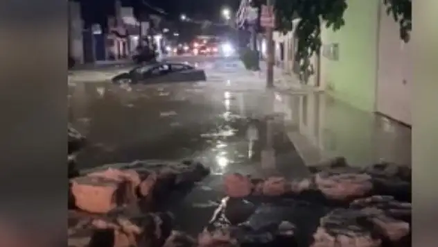 Meksika'da sel meydana geldi, araçlar mahsur kaldı, ev ve işyerlerini su bastı
