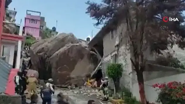 Meksika'da yamaçtan kopan dev kayalar evlerin üzerine düştü: 1 ölü, 10 kayıp