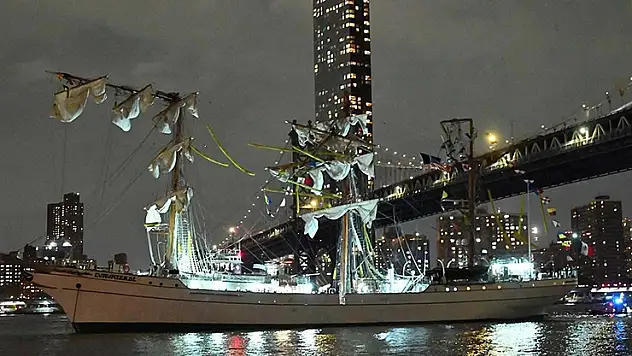 Meksika donanma gemisi Brooklyn Köprüsü'ne çarptı: 2 ölü, 19 yaralı