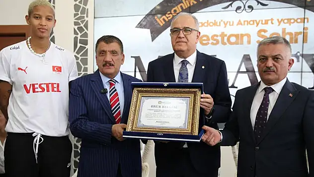 Melissa Vargas'a Malatya'da onur belgesi verildi
