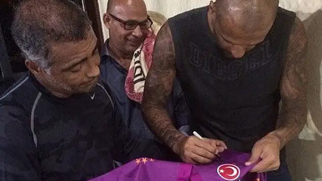 Melo efsane için forma imzaladı