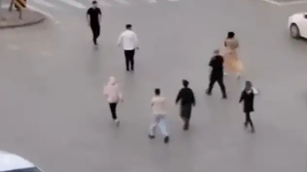 Mendilciler ile sürücü akan trafikte kavga etti
