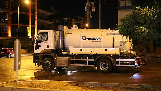 Menemen'de ana isale hattının patlaması su baskınlarına neden oldu
