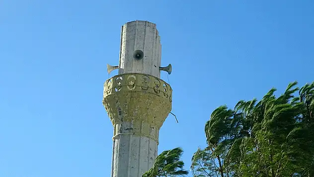 Menteşe'de fırtına minareyi yıktı, ağaçları söktü