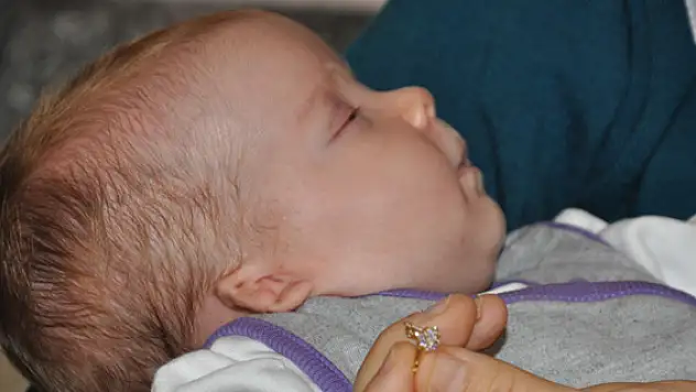 Meral bebek kulak delikleri kapalı doğdu