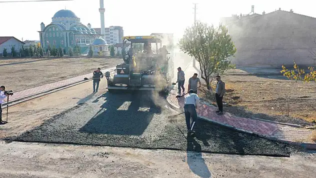 Meram Belediyesi Alakova'da sokakları sıcak asfaltla buluşturdu
