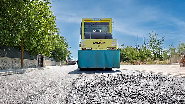 Meram Belediyesi Fen İşleri Müdürlüğü ekipleri,  sıcak havaya rağmen çalışmalarını aralıksız sürdürüyor