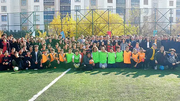 Meram Belediyesi ilçeye 6 yeni halı saha daha kazandırdı
