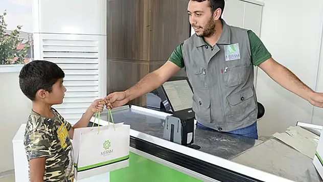 Meram Belediyesi, kırtasiye yardımıyla ihtiyaç sahibi ailelerin yanında