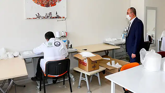 Meram Belediyesi, tekstil atölyesinde maske üretimine başladı