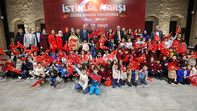 Meram'da minikler, İstiklal Marşı'nı güzel okumak için yarıştı