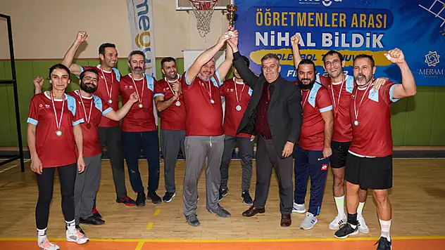 Meram'da öğretmenler voleybol turnuvasında ter döktü