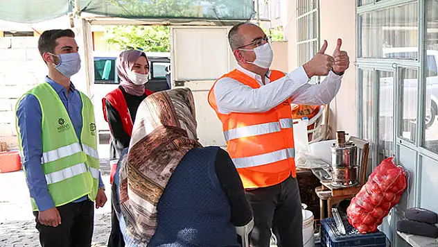 Meram'da yalnız yaşayan büyüklerin iftar yemeklerini Başkan Kavuş dağıttı